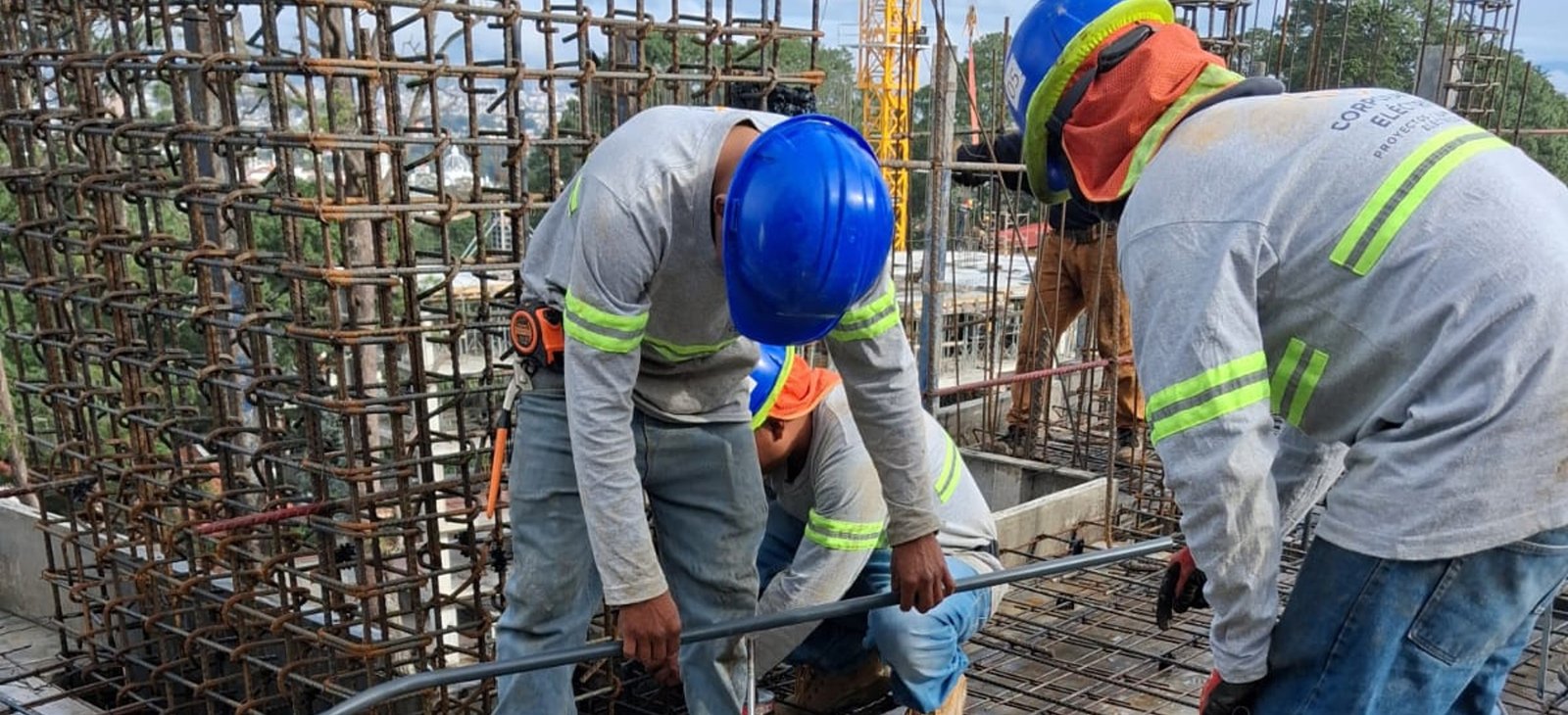 Equipo Corporación Eléctrica realizando canalización en losa - Proyecto Terrasse