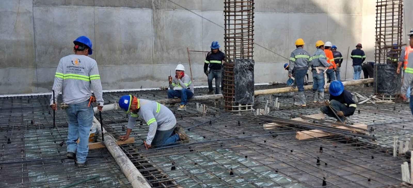 Cuadrilla de Corporación Eléctrica en obra - Proyecto Terrasse