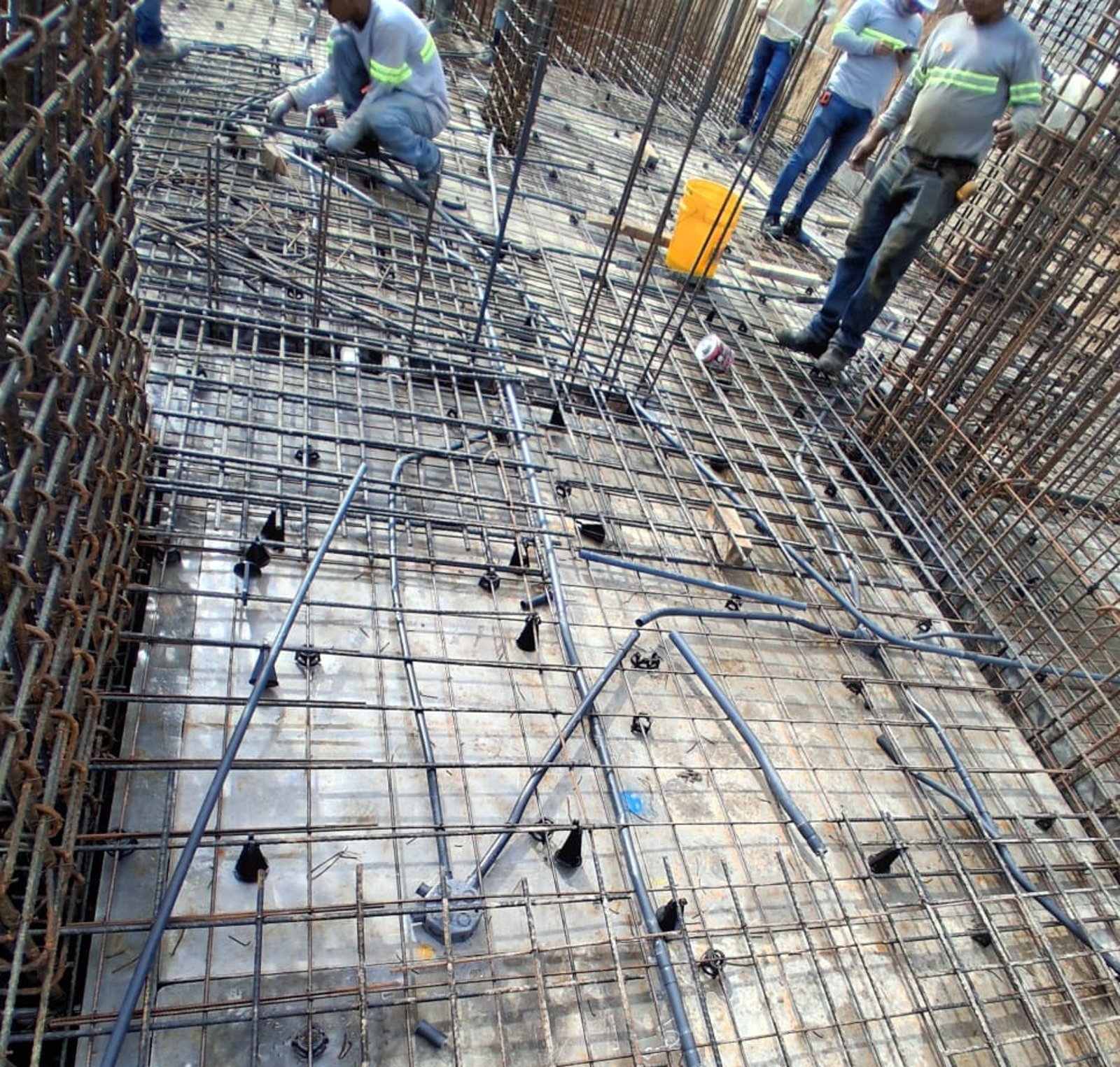 Equipo de Corporación Eléctrica instalando tubería eléctrica - Proyecto Terrasse